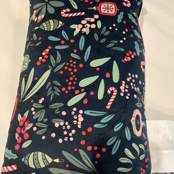 Christmas Tree Decorative Pillow plus Embroidered Merry pillow🎄🎉 - Picture 5 of 9